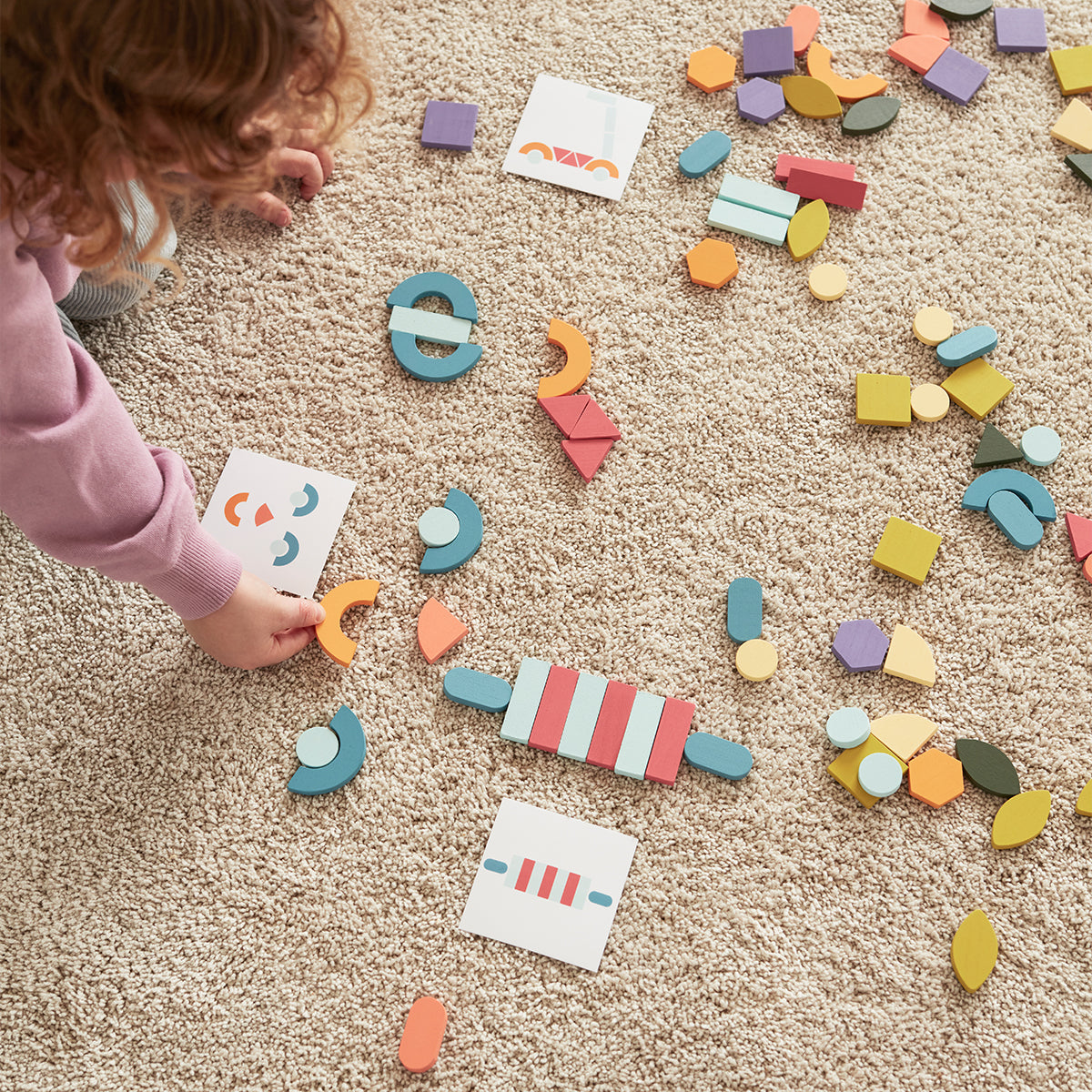 Met de Kid's Concept mozaïek puzzel box kan jouw kindje zich uren vermaken! Met deze mozaïek puzzel kan jouw kindje maken wat hij of zij wil, of één van de kaartjes proberen na te maken. VanZus.