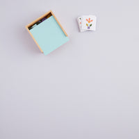 Met de Kid's Concept mozaïek puzzel box kan jouw kindje zich uren vermaken! Met deze mozaïek puzzel kan jouw kindje maken wat hij of zij wil, of één van de kaartjes proberen na te maken. VanZus.