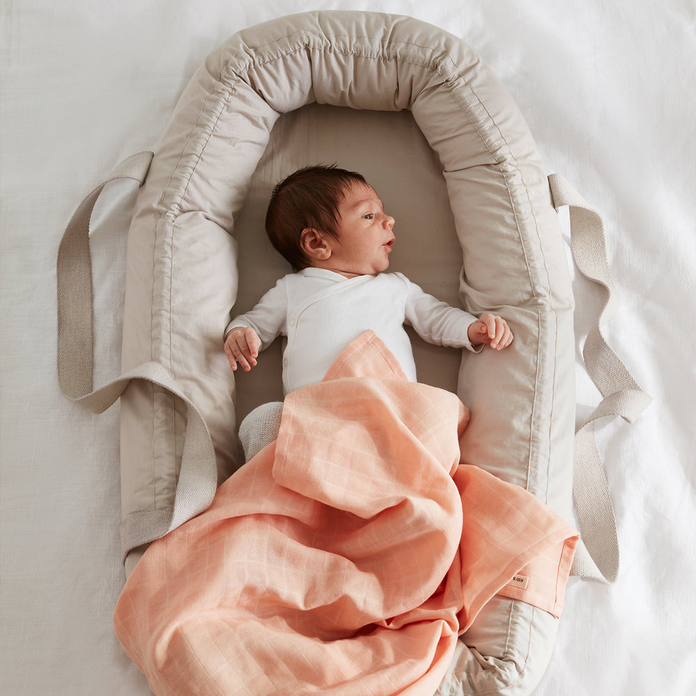 Het Kid’s Concept babynestje grijs is een fijn plekje voor jouw kleine baby om tot rust te komen. Dit heerlijke zachte babynestje heeft hoge randen, zodat jouw kleintje veilig en lekker comfortabel kan liggen. VanZus.