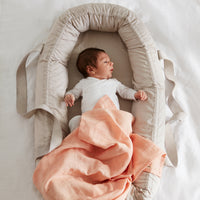 Het Kid’s Concept babynestje grijs is een fijn plekje voor jouw kleine baby om tot rust te komen. Dit heerlijke zachte babynestje heeft hoge randen, zodat jouw kleintje veilig en lekker comfortabel kan liggen. VanZus.