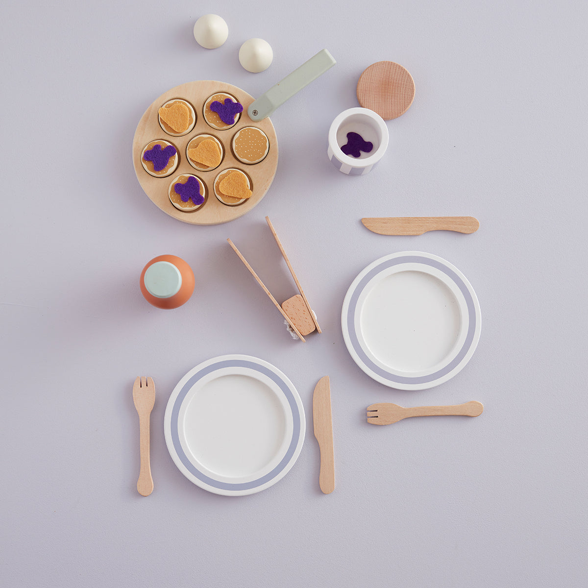 Met de Kid’s Concept Zweedse pannenkoekenset zet jouw kindje een heerlijke maaltijd op tafel. In Zweden heten deze lekkere pannenkoekjes ‘Plättar’ en bij deze speelset zit alles wat je nodig hebt om dit te maken. Leuk als extra uitbreiding voor de speelkeuken! VanZus.