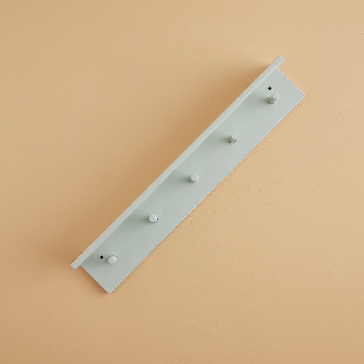 De Kid's Concept houten kapstok met plankje mintgroen is het perfecte accessoire voor op een kinderkamer. Deze leuke kapstok is namelijk een kapstok en wandplank in één. VanZus.