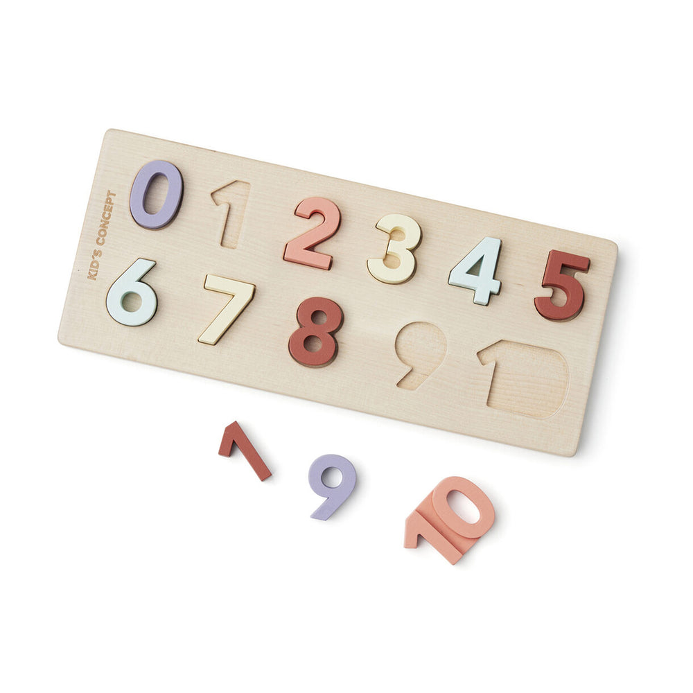 De Kid's Concept getallenpuzzel is echt iets voor jouw kindje als hij of zij houdt van spelenderwijs leren. Deze leuke puzzel bestaat uit alle cijfers van 0 tot 10. De cijfers hebben vrolijke, zachte kleuren die het voor kinderen extra aantrekkelijk maken om mee te spelen. VanZus
