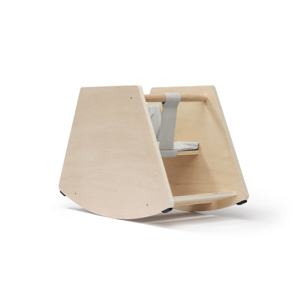 De Kid’s Concept houten schommelstoel is de moderne versie van een hobbelpaard. Deze moderne versie is niet alleen leuk maar ook erg mooi en zal dankzij het design perfect in de woonkamer staan. VanZus.