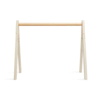 Deze Jollein babygym hout is de perfecte basis om jouw baby te stimuleren om te kijken, voelen, proeven en zich zo spelenderwijs te ontwikkelen. Voor deze babygym zijn diverse losse speeltjes verkrijgbaar. VanZus