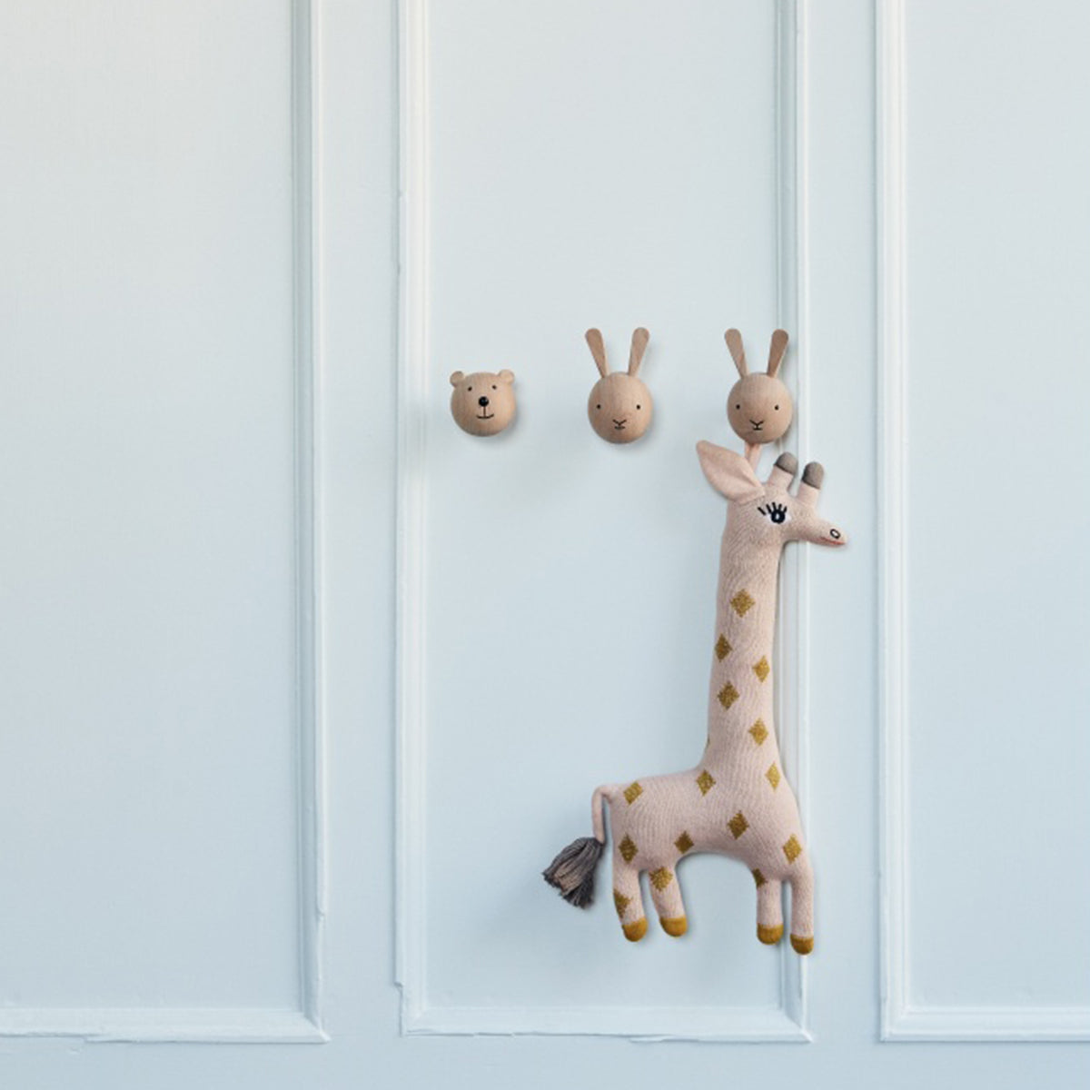 De OYOY houten wandhaak rabbit in de vorm van een konijn is niet alleen praktisch, maar ook super schattig! Dit kapstokje is perfect voor het ophangen van jassen. VanZus