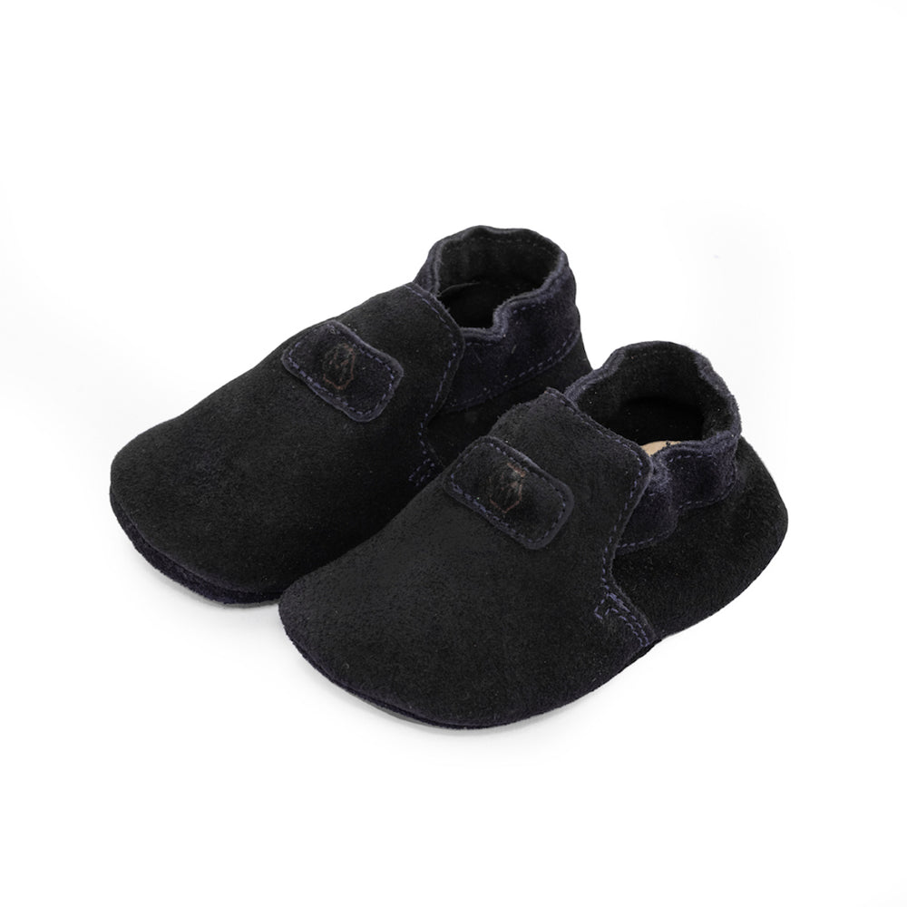 Op zoek naar stijlvolle eerste schoentjes? Dat zijn de Mavies first steps navy blue. Deze babyslofjes zijn van donkerblauw suède en met de hand gemaakt. De soepele zool zorgt voor goede afwikkeling van de voet. VanZus.