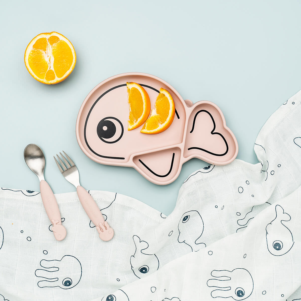 De Done by Deer yummyplus lepel en vork set sea friends roze is het perfecte kinderbestek om zelfstandig leren eten leuk te maken. Met zacht anti-slip handvat en versierd met oceaandieren. VanZus