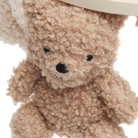 De babymobiel teddy bear van Jollein is wel een heel erg leuk item voor je kleintje! De zachte teddyberen in de kleuren naturel en biscuit geven niet alleen een ontzettend schattig beeld, maar triggeren je baby ook! VanZus