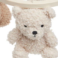 De babymobiel teddy bear van Jollein is wel een heel erg leuk item voor je kleintje! De zachte teddyberen in de kleuren naturel en biscuit geven niet alleen een ontzettend schattig beeld, maar triggeren je baby ook! VanZus