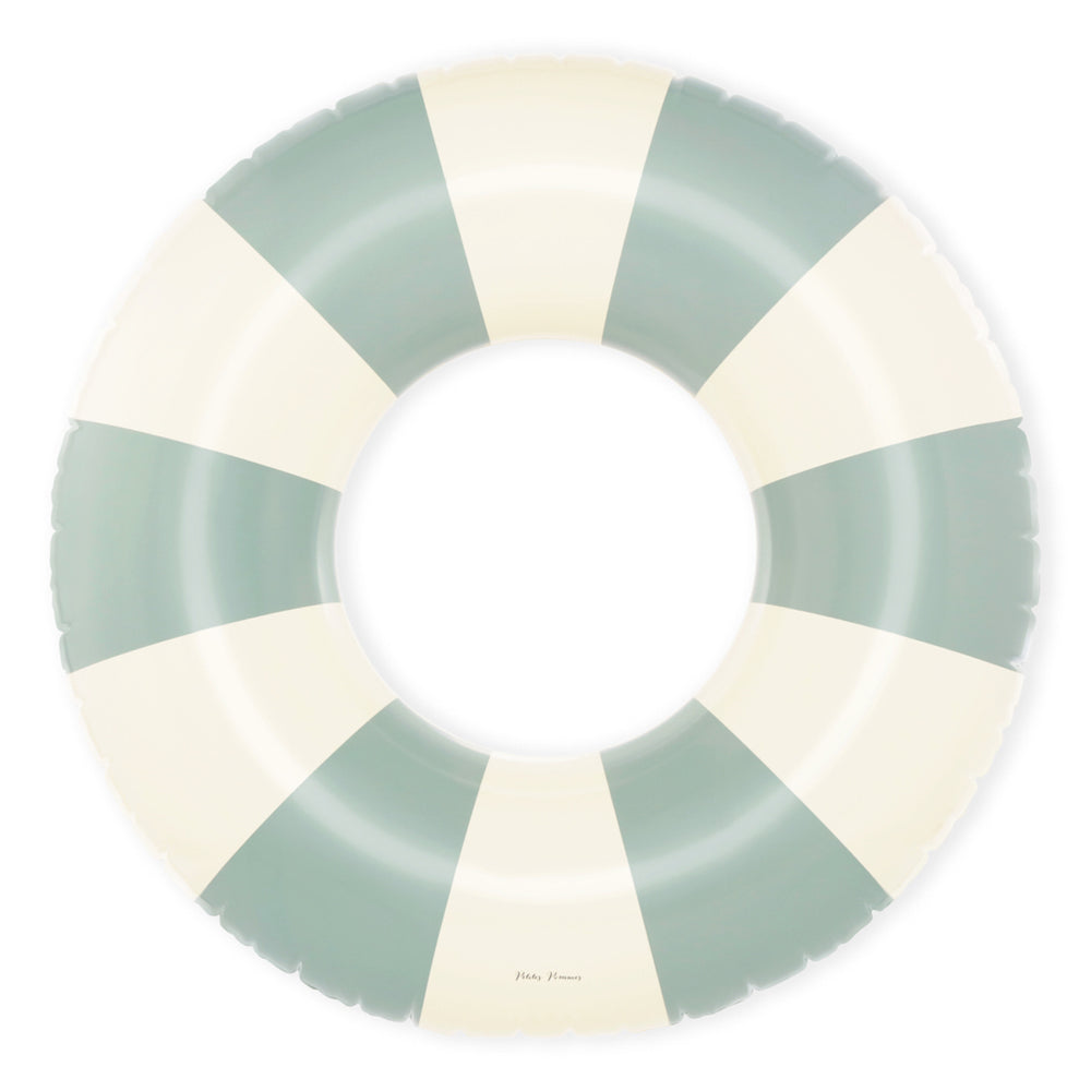 De Petites Pommes Celine zwemband in de kleur Calile (groen) is een opblaasbare zwemband met een diameter van 120cm. Deze grandfloat heeft een leuk en kleurrijk ontwerp in een streep design. VanZus