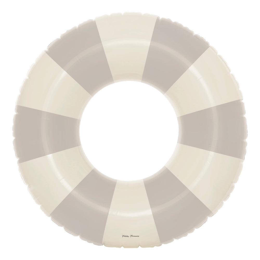 De Petites Pommes Celine zwemband in de kleur Emma (grijs) is een opblaasbare zwemband met een diameter van 120cm. Deze grandfloat heeft een leuk en kleurrijk ontwerp in een streep design. VanZus