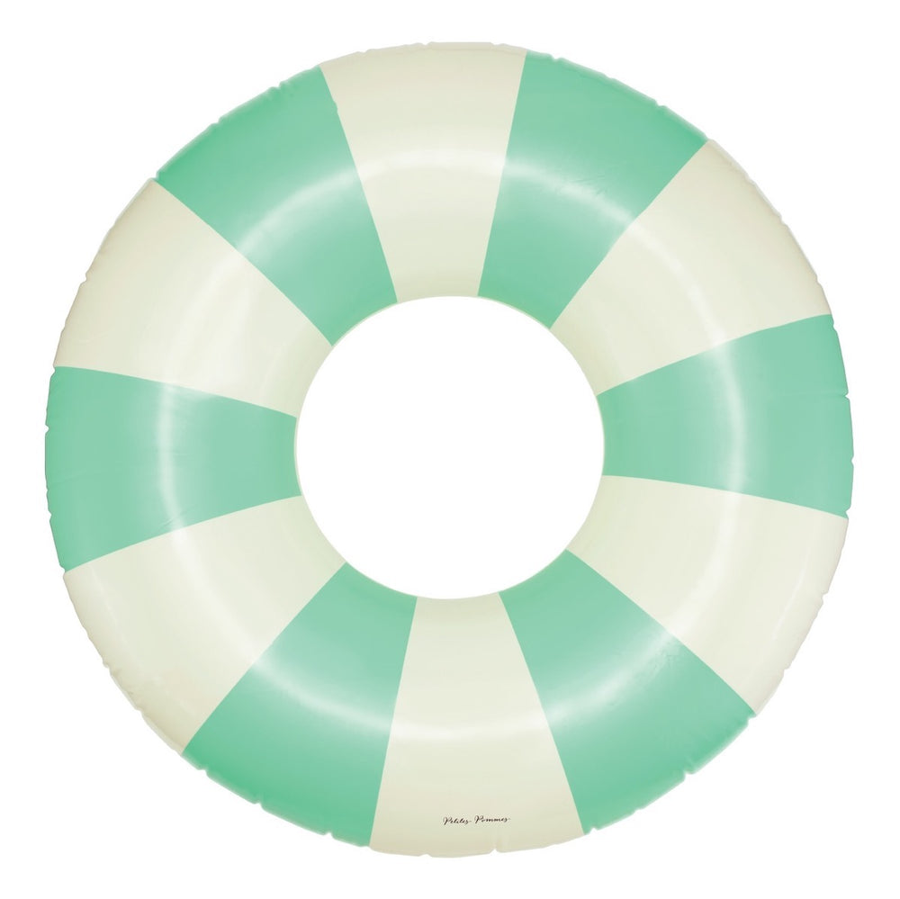 De Petites Pommes Celine zwemband in de kleur Menthe (groen) is een opblaasbare zwemband met een diameter van 120cm. Deze grandfloat heeft een leuk en kleurrijk ontwerp in een streep design. VanZus