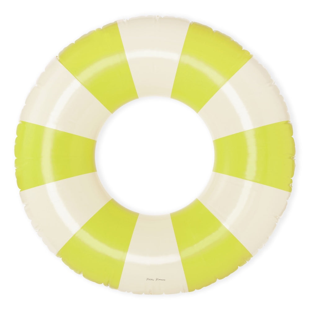 De Petites Pommes Celine zwemband in de kleur Neon (geel) is een opblaasbare zwemband met een diameter van 120cm. Deze grandfloat heeft een leuk en kleurrijk ontwerp in een streep design. VanZus