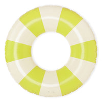 De Petites Pommes Celine zwemband in de kleur Neon (geel) is een opblaasbare zwemband met een diameter van 120cm. Deze grandfloat heeft een leuk en kleurrijk ontwerp in een streep design. VanZus