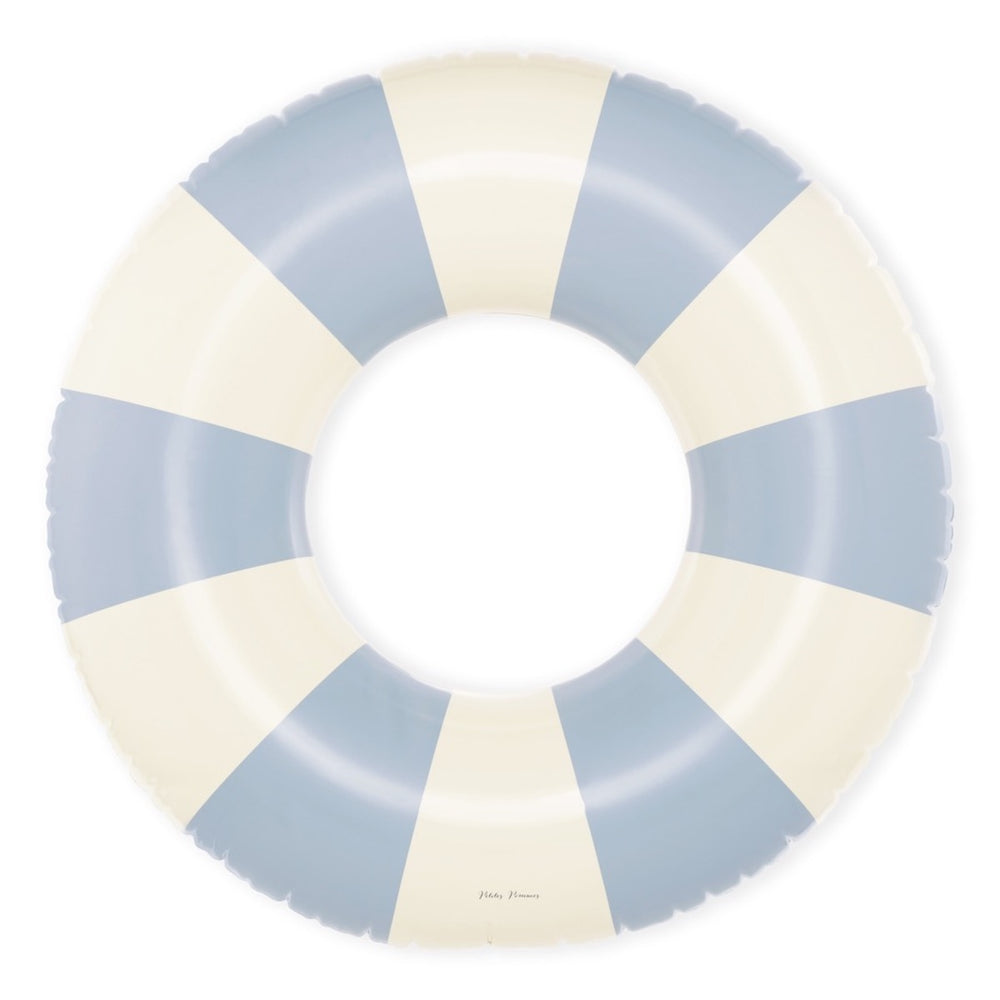 De Petites Pommes Celine zwemband in de kleur Nordic blue (blauw) is een opblaasbare zwemband met een diameter van 120cm. Deze grandfloat heeft een leuk en kleurrijk ontwerp in een streep design. VanZus