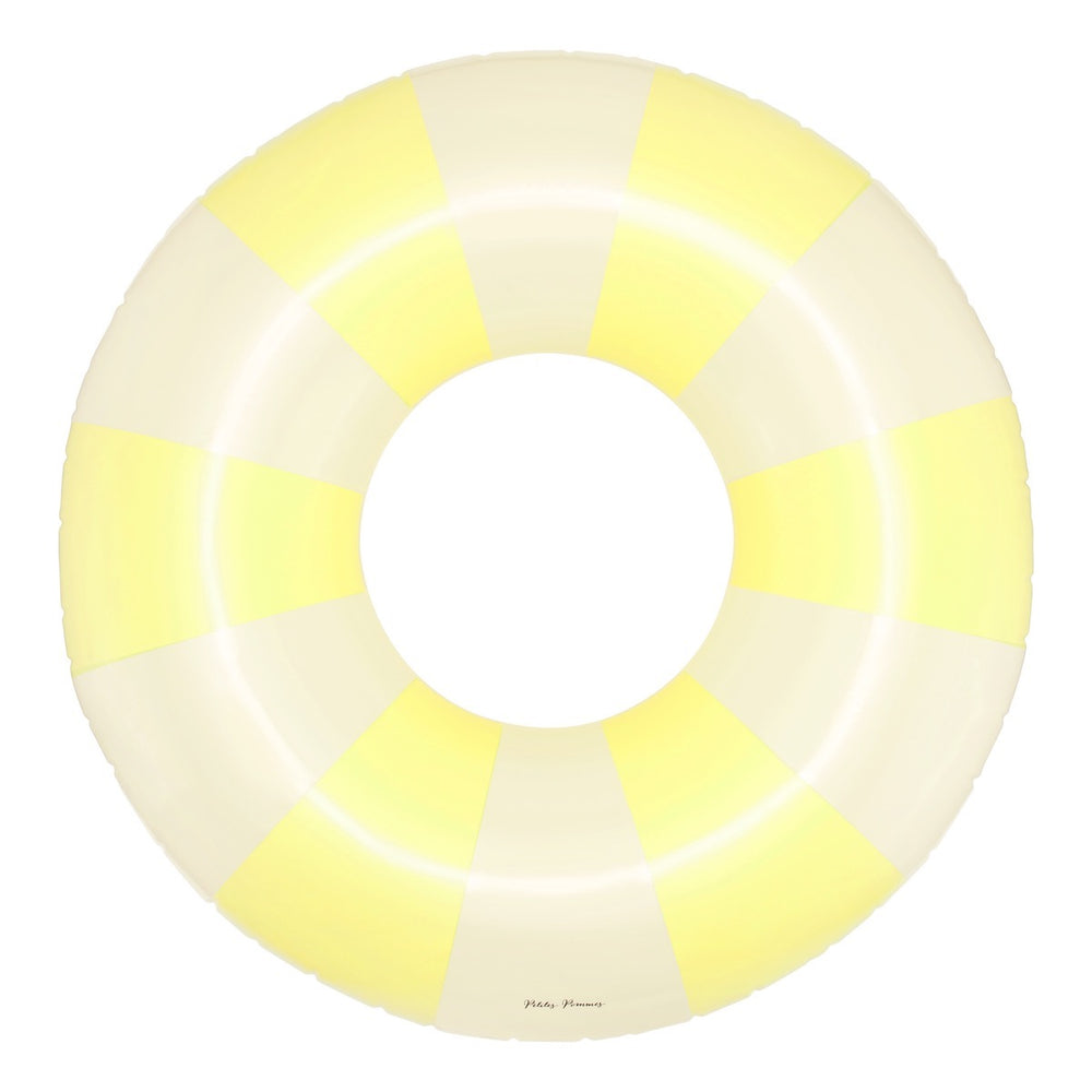 De Petites Pommes Celine zwemband in de kleur Pastel yellow (geel) is een opblaasbare zwemband met een diameter van 120cm. Deze grandfloat heeft een leuk en kleurrijk ontwerp in een streep design. VanZus