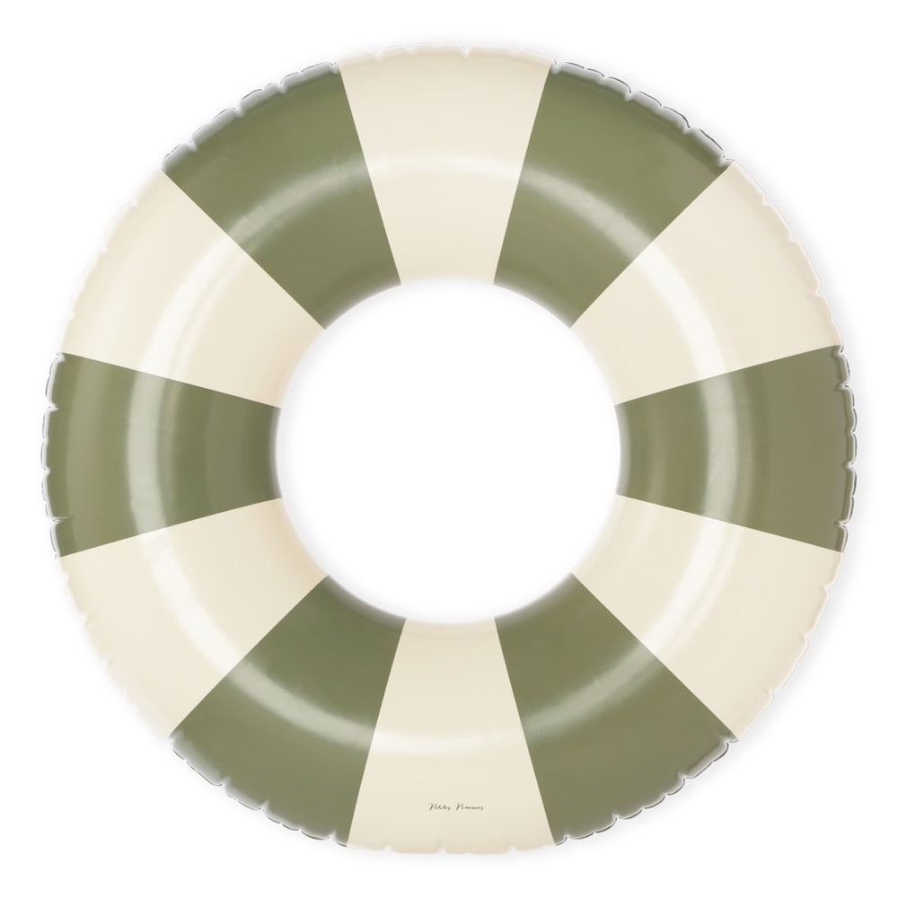 De Petites Pommes Celine zwemband in de kleur Terra verde (groen) is een opblaasbare zwemband met een diameter van 120cm. Deze grandfloat heeft een leuk en kleurrijk ontwerp in een streep design. VanZus