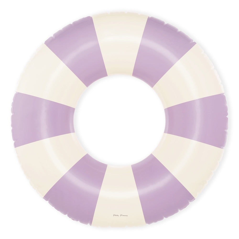 De Petites Pommes Celine zwemband in de kleur Violet (paars) is een opblaasbare zwemband met een diameter van 120cm. Deze grandfloat heeft een leuk en kleurrijk ontwerp in een streep design. VanZus