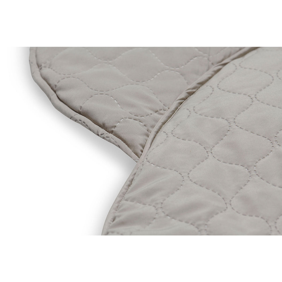 Dit zachte speelkleed nougat van Jollein heeft de vorm van een berenhoofd en een mooie gequilte structuur. Het kleed biedt een fijne plek voor jouw kleintje om te liggen, spelen en de wereld te ontdekken. VanZus