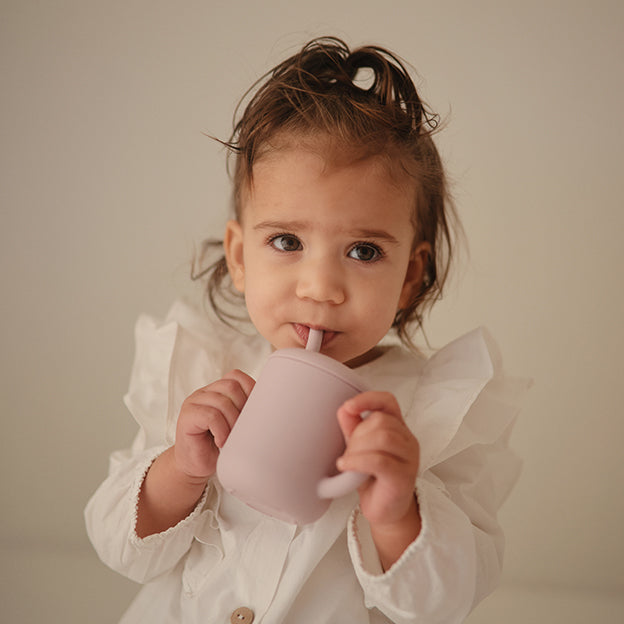 Zelf leren drinken wordt een feestje met de Mushie siliconen oefenbeker met rietje. Geschikt voor baby, peuter en kleuter. Maak de overgang naar zelf drinken uit een glas of mok makkelijker met deze trainingsbeker. 