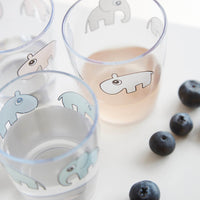 Zelf drinken doe je uit de Done by Deer yummy mini glas deer friends blue! Dit blauwe kinderglas met Elphee, Nozo, Ozzo en Antee is speciaal ontworpen voor kleine handjes om goed vast te houden. VanZus