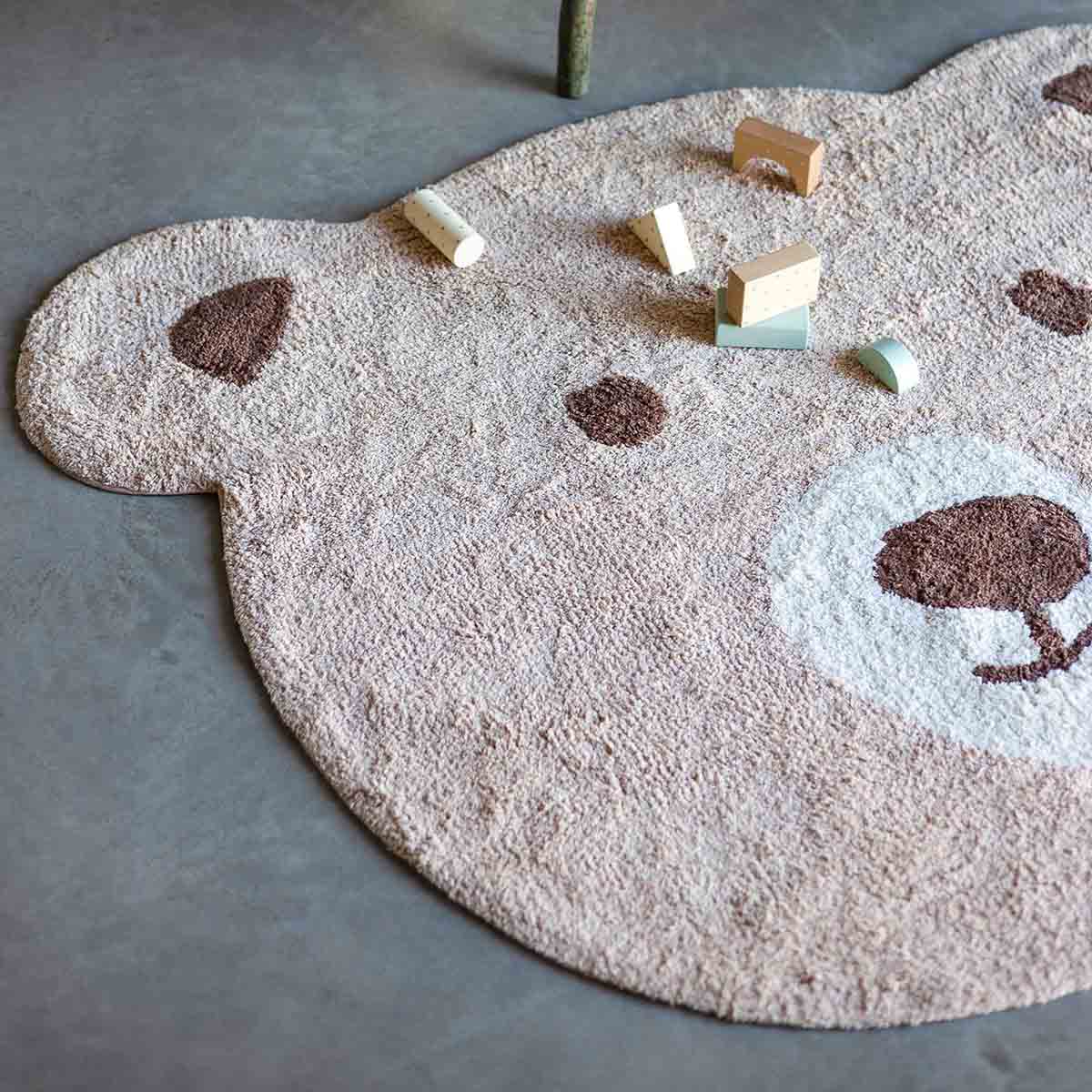 Kleed je kinderkamer warm en stijlvol aan met het KidsDepot beer beige vloerkleed. Het speelkleed is 100 x 125 cm groot is gemaakt van 100% katoen. Dit maakt het tapijt comfortabel om op te zitten en te spelen. VanZus
