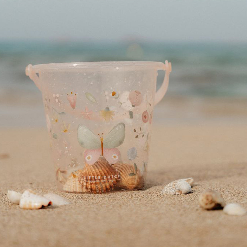 Maak een dagje strand nog leuker met dit roze transparante schelp emmertje van Little Dutch. De emmer heeft een super mooie bloemen en vlinder print. Door het transparante materiaal kan je alle vangsten goed bekijken. VanZus