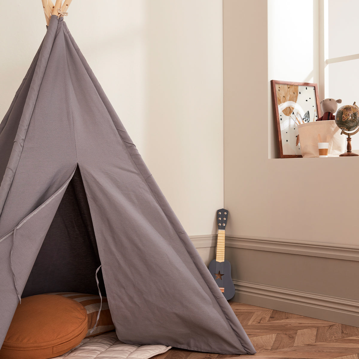 De Kid's Concept tipi tent grijs is het perfecte plekje voor jouw kindje om lekker in te spelen of in te relaxen. Gebruik de tipi als huisje, wigwam, speeltent of neem dekens, kussens en een boek mee en ga lekker lezen. VanZus.