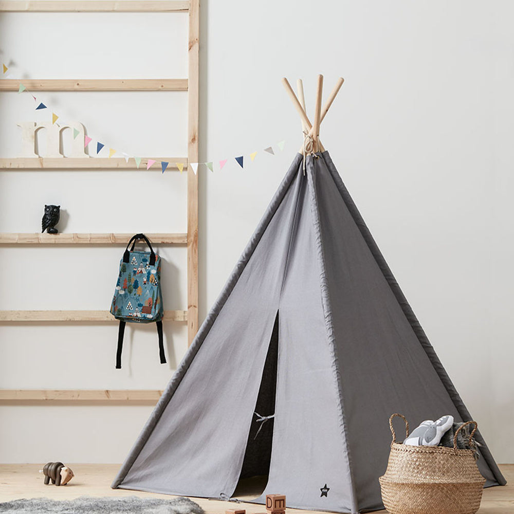 De Kid's Concept tipi tent grijs is het perfecte plekje voor jouw kindje om lekker in te spelen of in te relaxen. Gebruik de tipi als huisje, wigwam, speeltent of neem dekens, kussens en een boek mee en ga lekker lezen. VanZus.