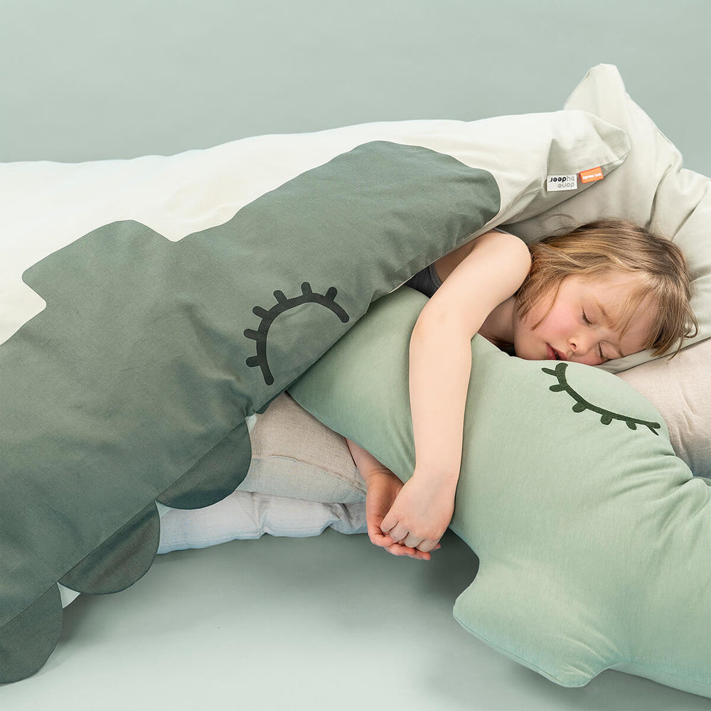 Met het superzachte en comfortabele Done by Deer beddengoed junior GOTS sleepy croco green slaapt je kleintje als een roosje! Het groene krokodillen kinderbeddengoed voelt fijn aan op de huid. VanZus