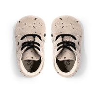 Op zoek naar stijlvolle (eerste) schoentjes van goede kwaliteit? Dat zijn de Mavies classic boots sand paint. De babyschoenen hebben een boots-model en zijn van beigekleurig leer met zwarte spetters. VanZus.