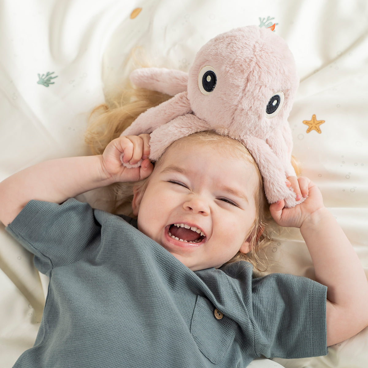 Wie wil er nou niet knuffelen met de lieve Done by Deer cuddle cute jelly knuffel powder? Deze lieve knuffel in de vorm van een roze kwal staat klaar om je een handje te helpen - of zeven. VanZus