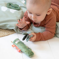 De Done by Deer set van 3 activiteitenspeeltjes croco green helpen je baby om de motorische vaardigheden verder te ontwikkelen. Met rammelaar, bijtring en knisperspeeltje om mee te spelen. VanZus