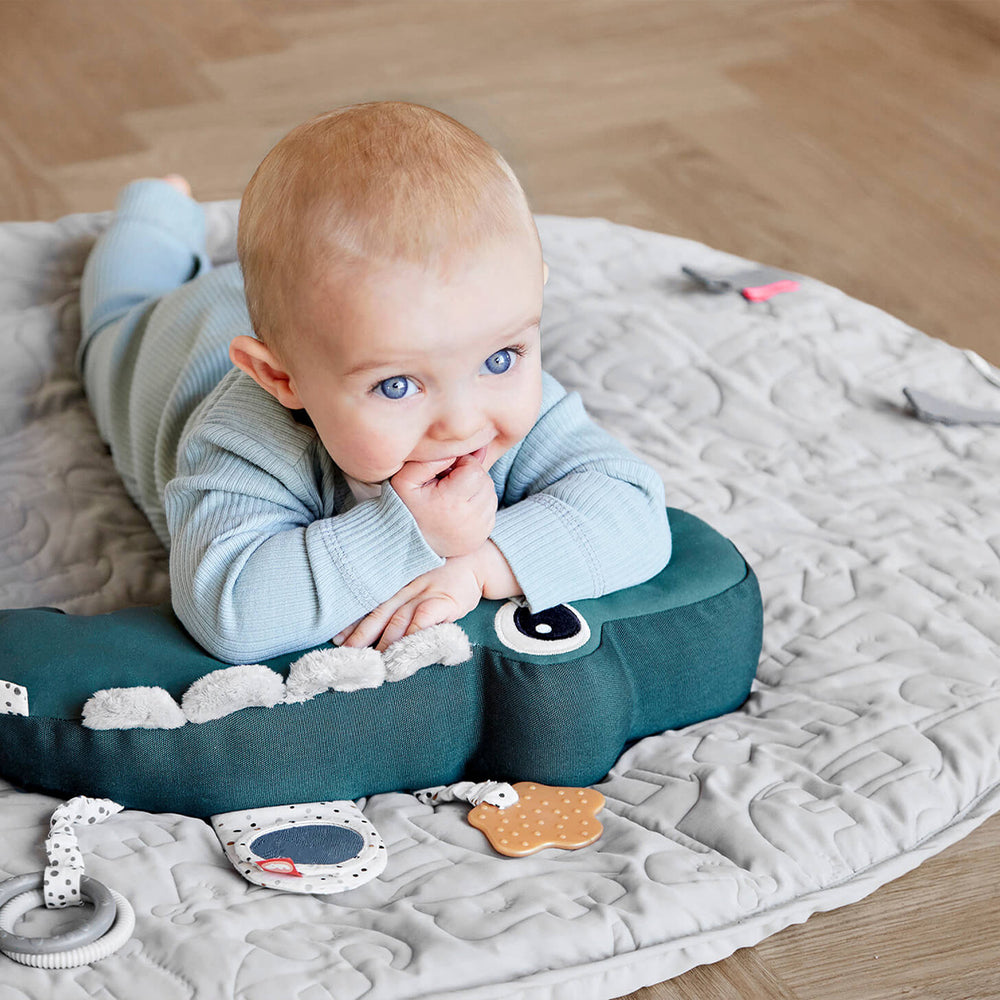 Tummy time is nóg leuker met de Done by Deer activiteitenspeeltje Croco green! Deze leuke activiteiten vloerspiegel is ideaal voor het trainen van de nek en rug van je baby tijdens buikoefeningen. VanZus