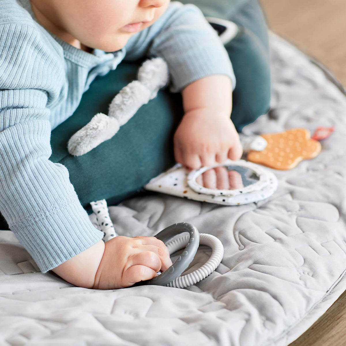 Tummy time is nóg leuker met de Done by Deer activiteitenspeeltje Croco green! Deze leuke activiteiten vloerspiegel is ideaal voor het trainen van de nek en rug van je baby tijdens buikoefeningen. VanZus