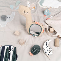 Tummy time is nóg leuker met de Done by Deer activity spiegel lalee sand! Deze leuke activiteiten vloerspiegel is ideaal voor het trainen van de nek en rug van je baby tijdens buikoefeningen. VanZus