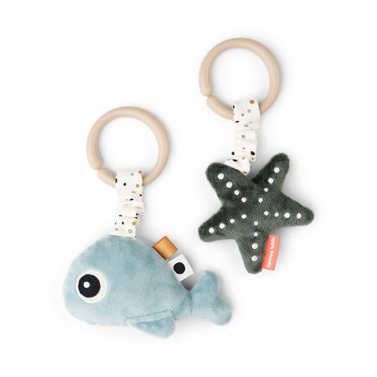 Ga op ontdekkingstocht met de Done by Deer 2-pack activiteitenhangers wally blue! Activiteitenspeeltje Wally de blauwe walvis heeft een babyspiegel en de zeeschelp heeft een leuke rammelaar. VanZus