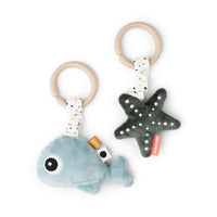 Ga op ontdekkingstocht met de Done by Deer 2-pack activiteitenhangers wally blue! Activiteitenspeeltje Wally de blauwe walvis heeft een babyspiegel en de zeeschelp heeft een leuke rammelaar. VanZus