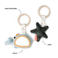 Ga op ontdekkingstocht met de Done by Deer 2-pack activiteitenhangers wally blue! Activiteitenspeeltje Wally de blauwe walvis heeft een babyspiegel en de zeeschelp heeft een leuke rammelaar. VanZus