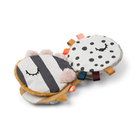 Duik diep in de zee met het Done by Deer babyboekje sea friends! Met knisperende pagina's, ontdek de afbeeldingen en ontwikkel de fijne motoriek van je baby. Vol schelpen, zeesterren en vissen. VanZus