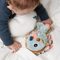 Duik diep in de zee met het Done by Deer babyboekje sea friends! Met knisperende pagina's, ontdek de afbeeldingen en ontwikkel de fijne motoriek van je baby. Vol schelpen, zeesterren en vissen. VanZus