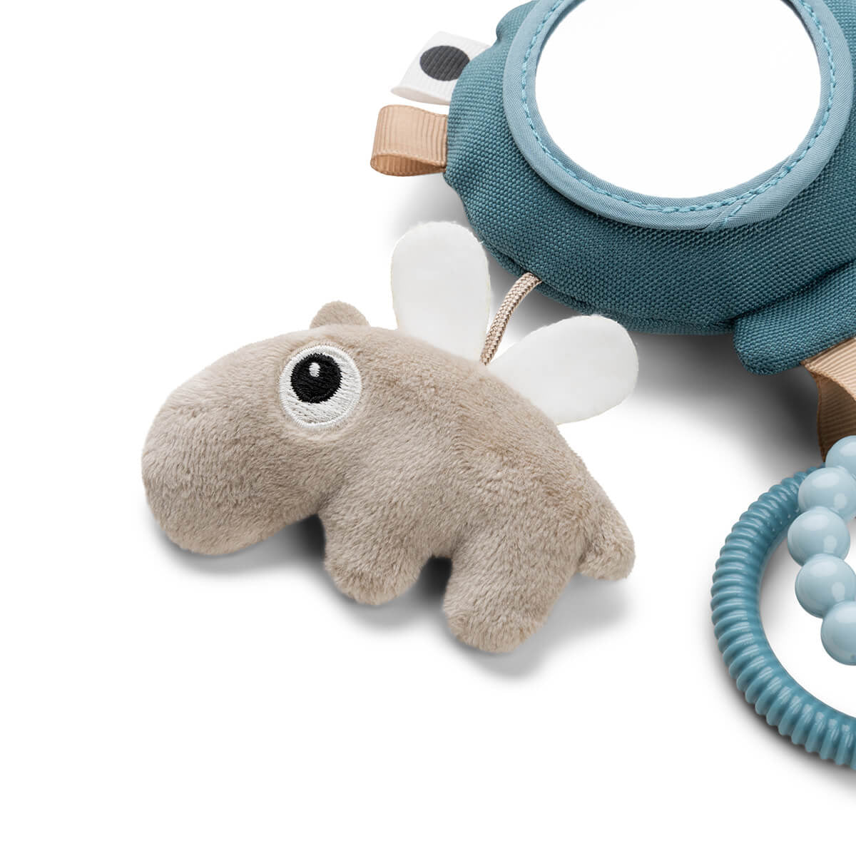 Ga mee op avontuur met de Done by Deer activity spiegel happy clouds blue! Dit baby activiteitenspeeltje is speciaal ontworpen voor nieuwsgierige peuters die de wereld willen ontdekken. VanZus.