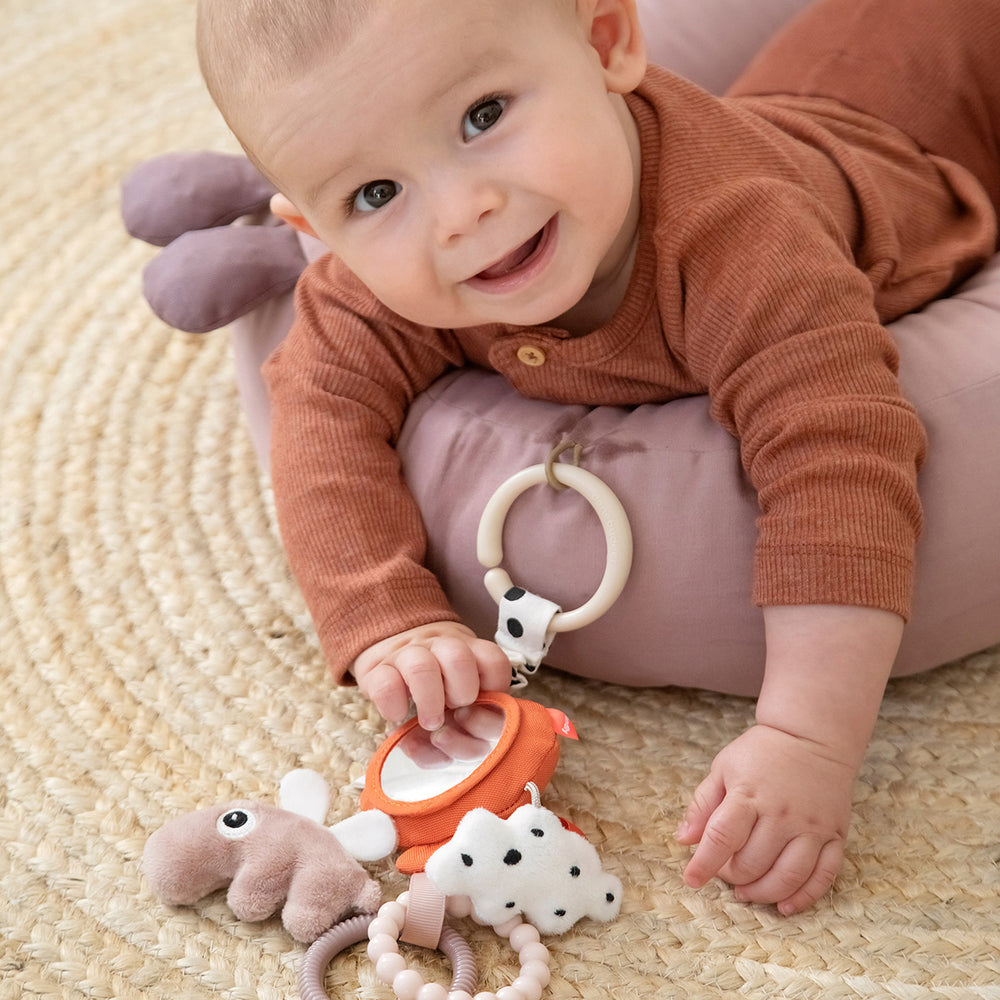 Ga mee op avontuur met de Done by Deer activity spiegel happy clouds papaya! Dit baby activiteitenspeeltje is speciaal ontworpen voor nieuwsgierige peuters die de wereld willen ontdekken. VanZus.