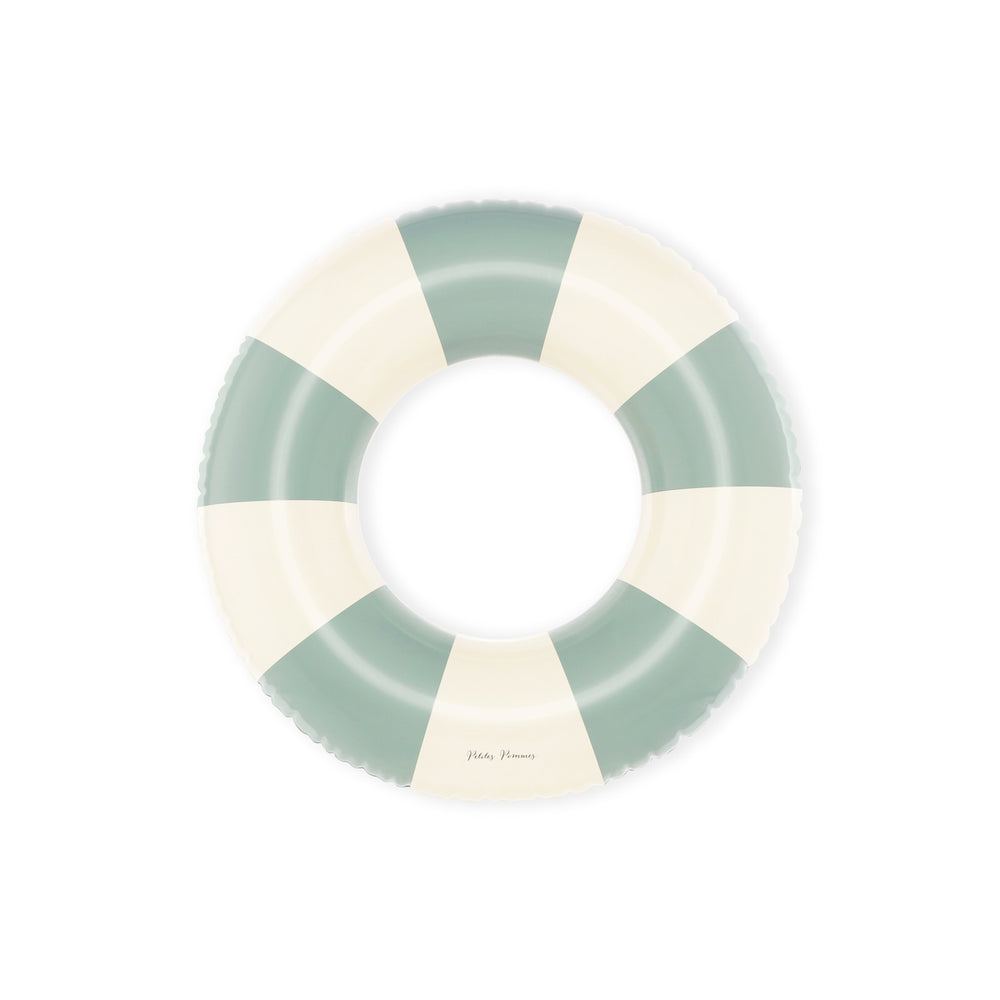 De Petites Pommes Olivia zwemband in de kleur Calile (groen) is een opblaasbare zwemband met een diameter van 45cm. Deze zwemband heeft een leuk en kleurrijk ontwerp in een streep design. VanZus