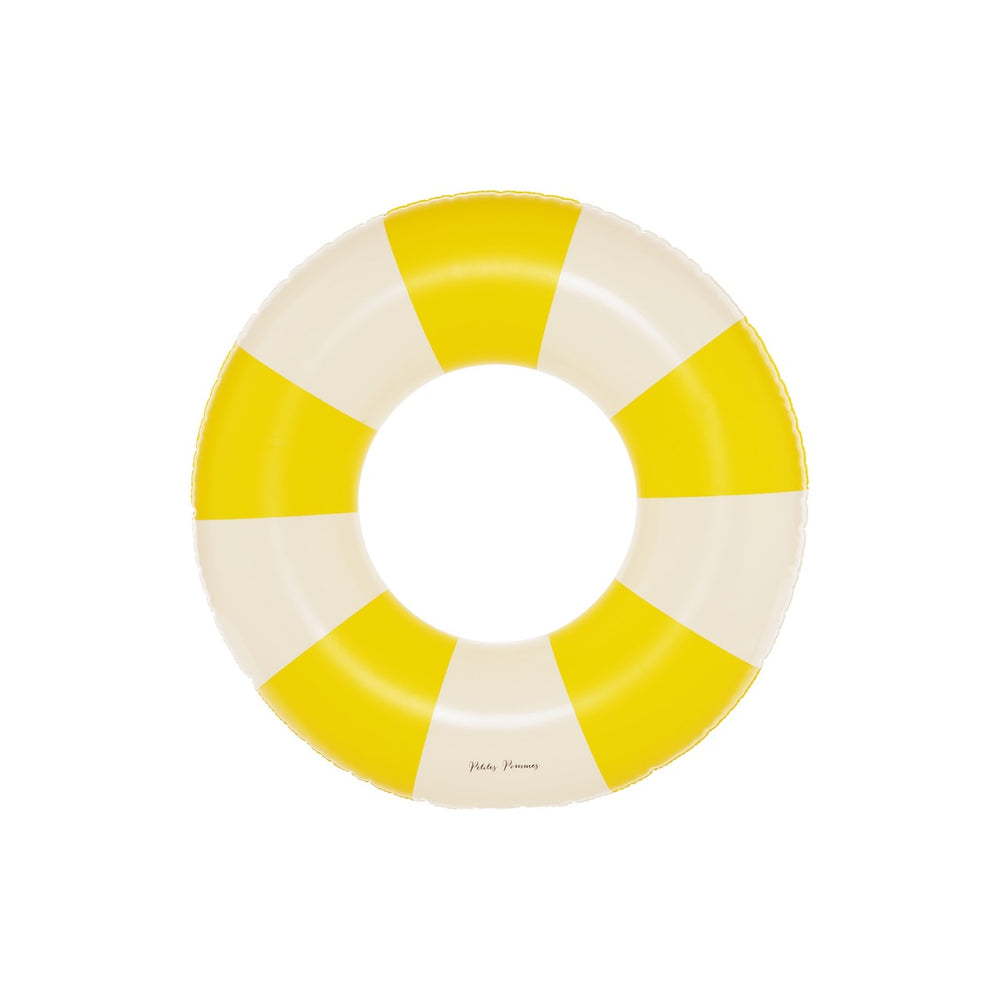 De Petites Pommes Olivia zwemband in de kleur Limonata (geel) is een opblaasbare zwemband met een diameter van 45cm. Deze zwemband heeft een leuk en kleurrijk ontwerp in een streep design. VanZus
