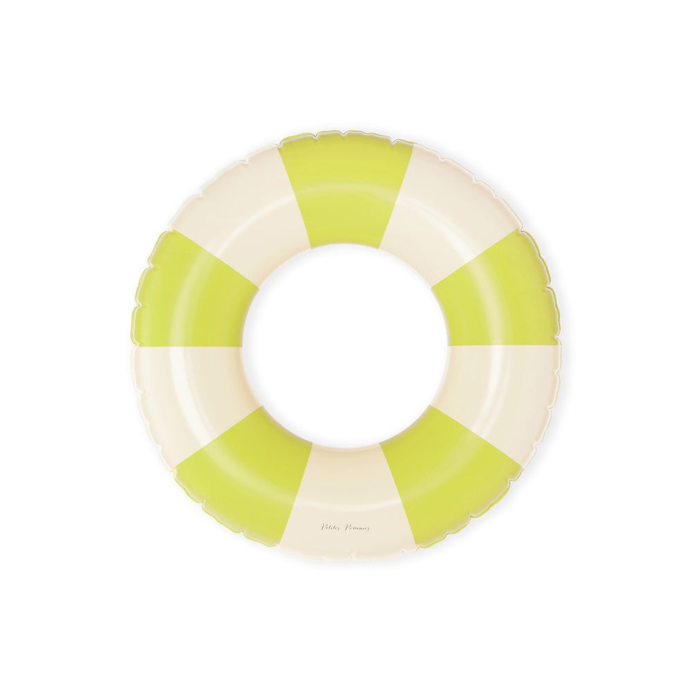 De Petites Pommes Olivia zwemband in de kleur Neon (geel) is een opblaasbare zwemband met een diameter van 45cm. Deze zwemband heeft een leuk en kleurrijk ontwerp in een streep design. VanZus
