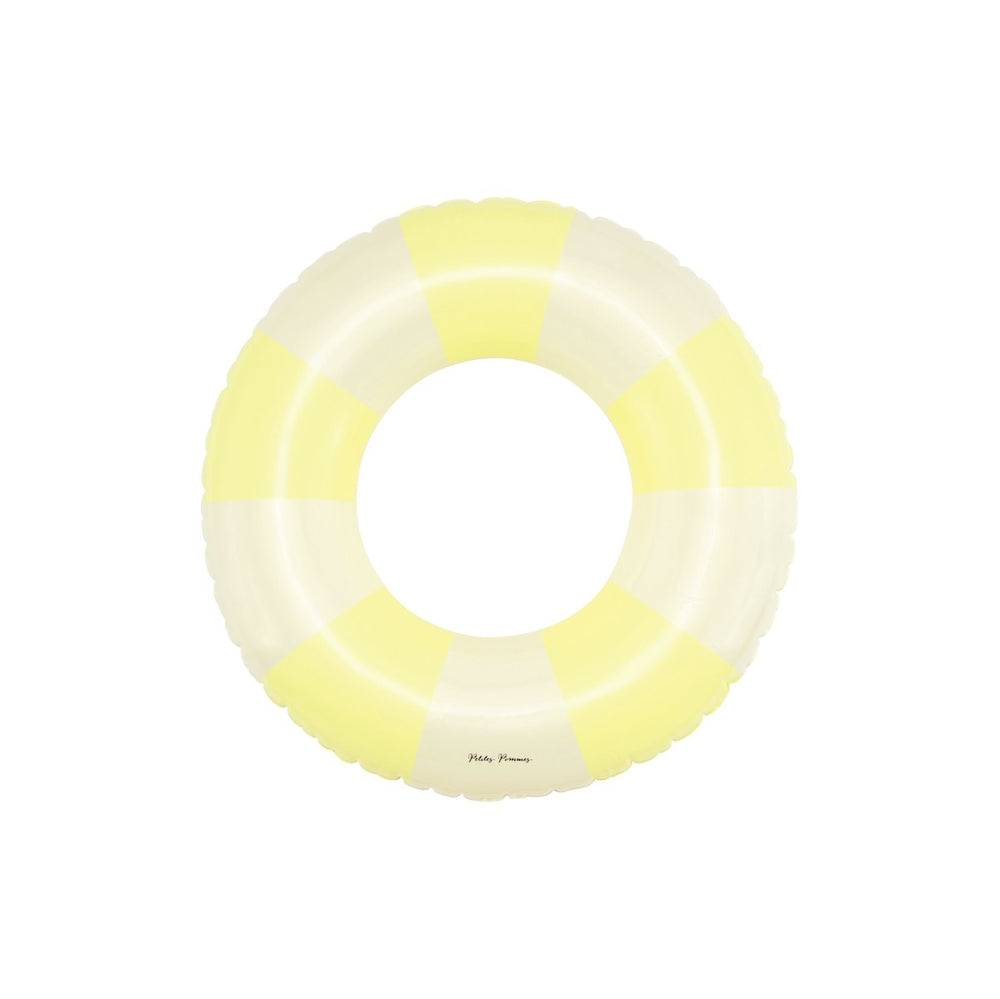 De Petites Pommes Olivia zwemband in de kleur Pastel yellow (geel) is een opblaasbare zwemband met een diameter van 45cm. Deze zwemband heeft een leuk en kleurrijk ontwerp in een streep design. VanZus