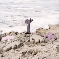 Met de Done by Deer strandset deer friends powder mix is je stranduitje een succes. De 3 zandspeeltjes zorgen voor urenlang speelplezier op het strand en de zandbak. Schep en twee mallen. VanZus.