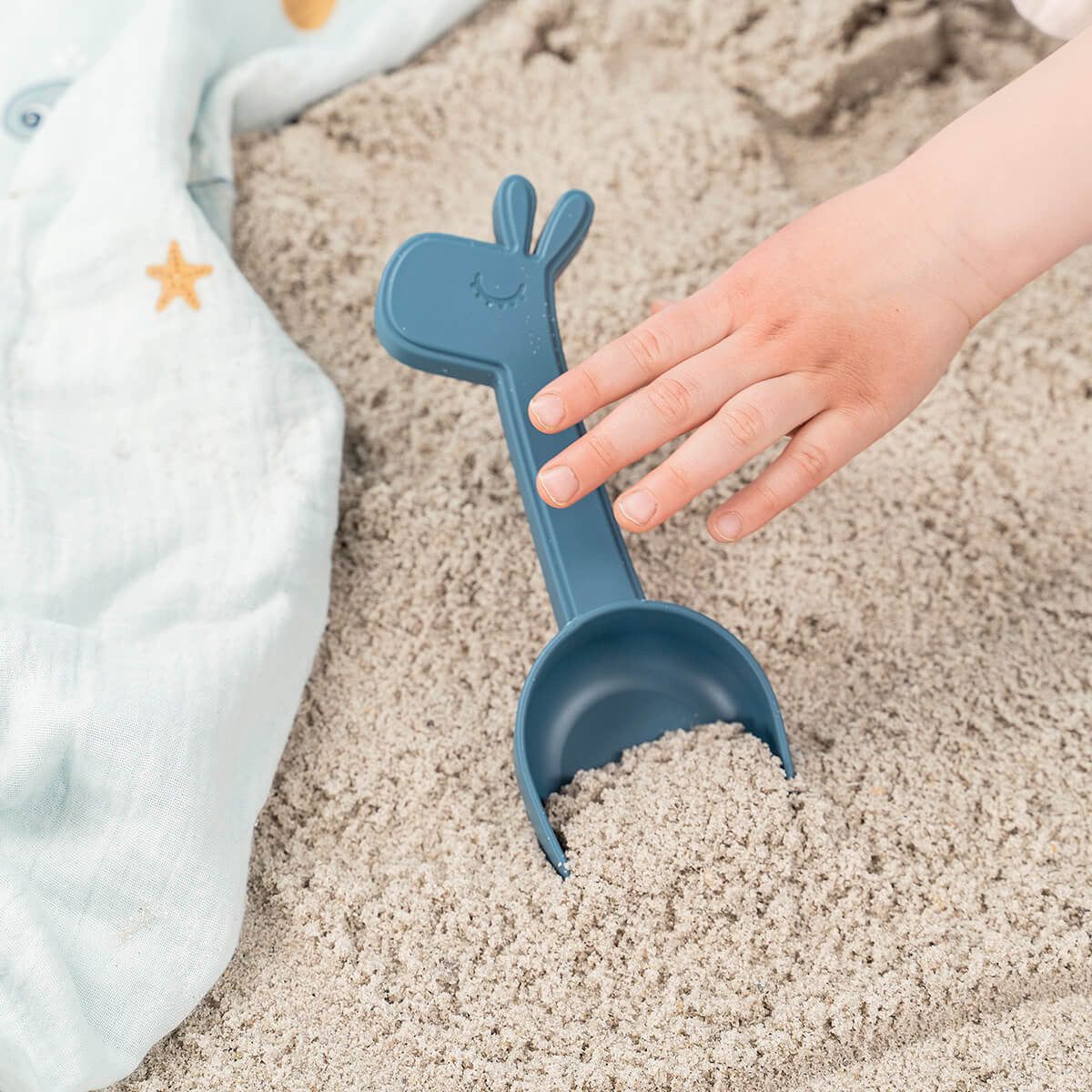 Met de Done by Deer strandset deer friends blue mix is je stranduitje een succes. De 3 zandspeeltjes zorgen voor urenlang speelplezier op het strand en de zandbak. Schep en twee mallen. VanZus.